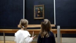 Djevojčice posmatraju Mona Lizu u Louvreu, fotoarhiv