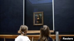 Луврдағы әйгілі мәдени мұралардың бірі – Леонардо да Винчидің "Мона Лиза" ("Джоконда") портретін тамашалап тұрған балалар. Көрнекі сурет.