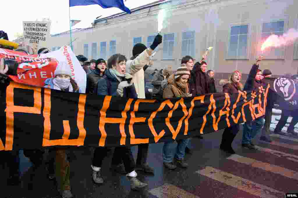 Rusija, Moskva - Posljednjeg dana siječnja u Moskvi, Vladivostoku i nekim drugim gradovima održani su protesti protiv vlade premijera Putina. Istovremeno u glavnom gradu Rusije Putinova stranka je organizirala miting podrške vladi.
