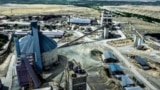 Кыргызстандагы цемент заводдорунун бири. Иллюстрациялык сүрөт.