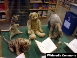 Christopher Robinin gerçək həyatda sahib olduğu oyuncaqlar. 1987-ci il Nyu-York kitabxanası muzeyində sərgilənərkən.