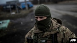 سرباز اوکراینی در جاده منتهی به دبالتسفه