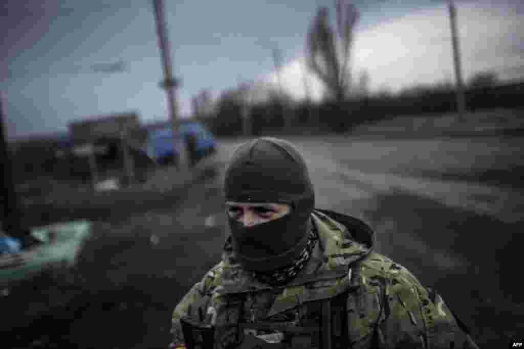 Український вояк біля КПП на дорозі між Дебальцево і Артемівськом, 2 лютого 2015 року
