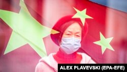 Žena nosi zaštitnu masku uslijed epidemije koronavirusa u Kini, februar 2020.