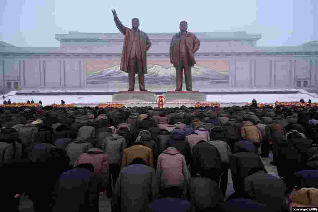 Кореяның соңғы басшылары Ким Ир Сен және Ким Чен Ирге арналған Пхеньяндағы қола мүсіндер. Солтүстік Корея тұрғындары Ким Ир Сеннің өлгеніне жеті жыл толуын атап өтті &nbsp;