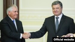 Ukrainian President Petro Poroshenko (right) and U.S. Secretary of State Rex Tillerson in Kyiv on July 9