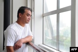 Ilham Tohti egyetemi tanár, ujgur aktivista, akit 2009-ben hat hétre elzártak, miután felháborodott ujgurok han kínaiakra támadtak a régió fővárosában, Ürümcsiben. Közel kétszáz ember meghalt és 1700-an megsebesültek. Tohti két évet töltött börtönben, később emberi jogi díjat nyert