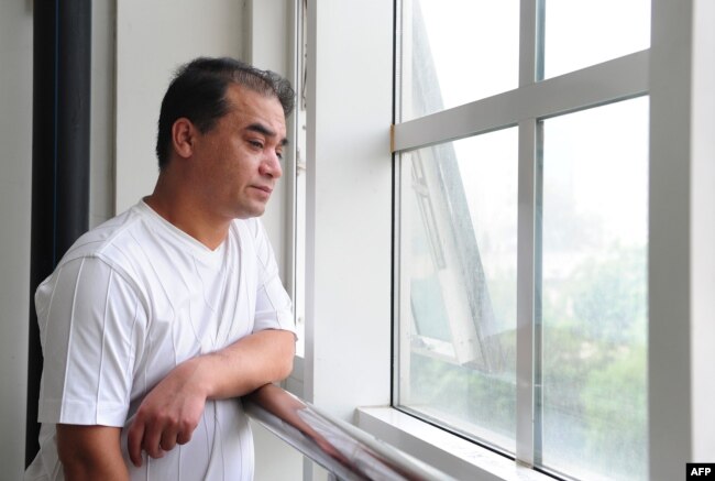 Ilham Tohti egyetemi tanár, ujgur aktivista, akit 2009-ben hat hétre elzártak, miután felháborodott ujgurok han kínaiakra támadtak a régió fővárosában, Ürümcsiben. Közel kétszáz ember meghalt és 1700-an megsebesültek. Tohti két évet töltött börtönben, később emberi jogi díjat nyert