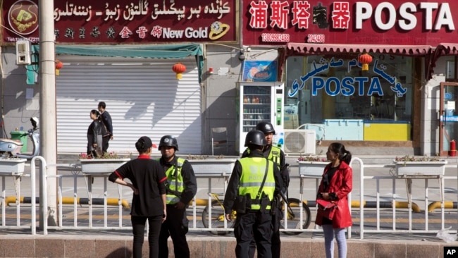 Полицейская проверка местных жителей в Хотане на юге Синьцзяна