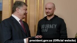 Президент України Петро Порошенко (л) з російським журналістом Аркадієм Бабченком, Київ, 30 травня 2018 року