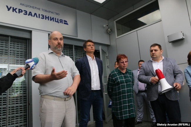 Представник «Укрзалізниці» Георгій Селіванов (ліворуч) виступає перед робітниками Гніванського заводу спецзалізобетону