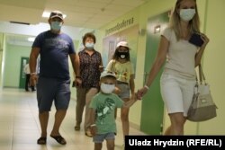 Люди на избирательном участке в школе в день выборов. Минск, 9 августа 2020 года.