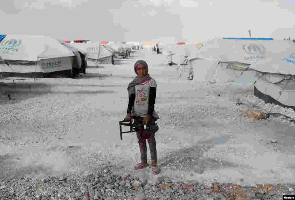 Një adoleshente në një kamp për të zhvendosurit nga Raqqa, që njihet si fortesë e Shtetit Islamik, Siri.&nbsp;