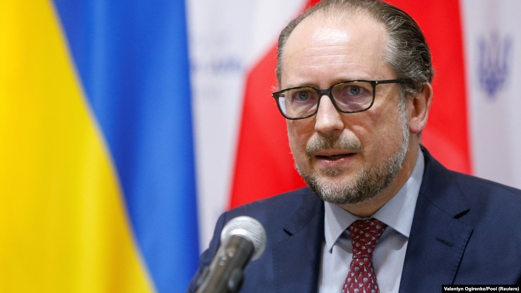 «Європейська правда» поширила заяву міністра закордонних справ Австрії Александра Шалленберга, який стверджує, що Україні не слід надавати статус кандидата на членство в ЄС, а також що їй не варто вступати до блоку взагалі