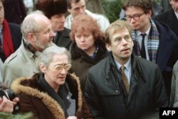 Чехословацький президент Вацлав Гавел відвідав Олену Боннер (ліворуч) у Москві 27 лютого 1990 року