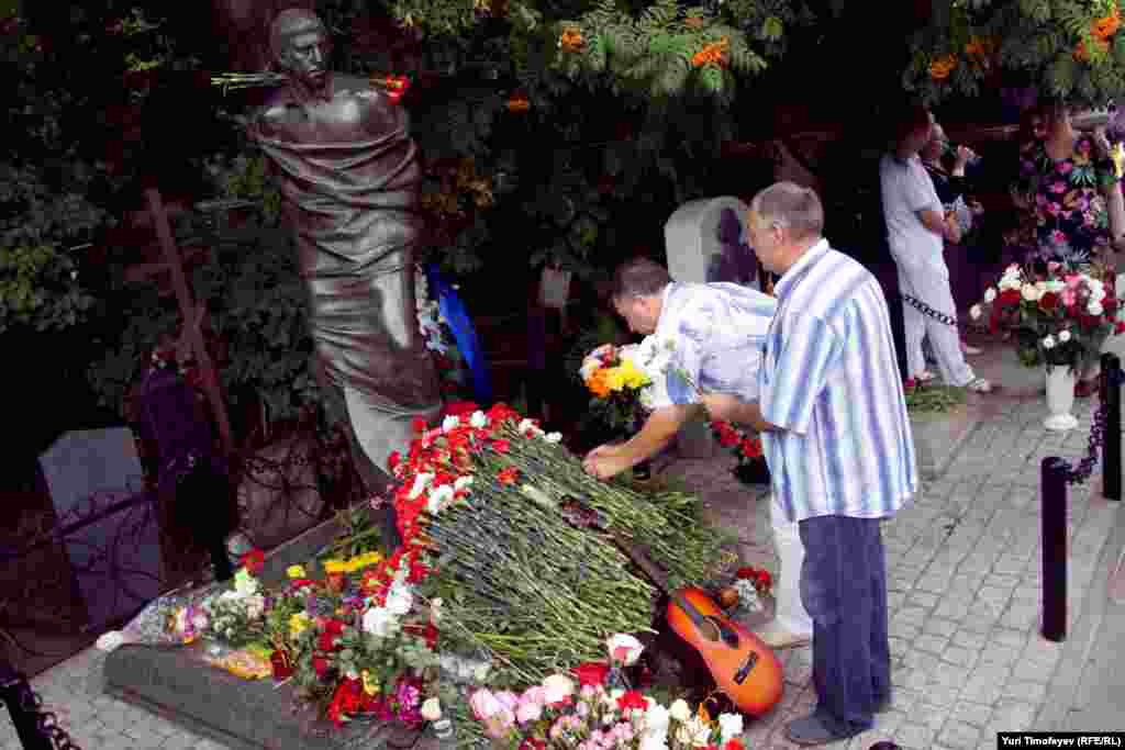 У могилы Владимира Высоцкого на Ваганьковском кладбище в 32-ю годовщину смерти поэта.