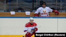 Владимир Путин на хоккейной площадке