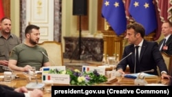 Президент Украины Владимир Зеленский и президент Франции Эмманюэль Макрон (справа). Киев, 16 июня 2022 года