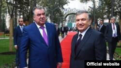 Эмомалӣ Раҳмон, раиси ҷумҳури Тоҷикистон бо ҳамтояш аз Узбекистон, Шавкат Мирзиёев. Аз бойгонӣ