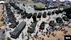 Российская военная техника на международной выставке вооружения в Подмосковье. Июнь 2015 года