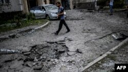 Кратер от взрыва снаряда в Донецке, 29 июля 2014 года