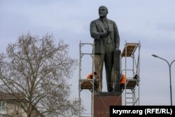 Рабочие очищают памятник Ленину в центре крымской столицы. Архивное фото