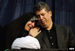 The daughter and son of former Iranian President Ali Akbar Hashemi Rafsanjani grieve beside their father's coffin during a mourning ceremony at the Jamaran mosque in Tehran on January 8, 2017.