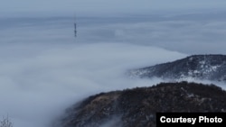 Алматинская телебашня на горе Коктобе, утопающая в плене облаков. Фото предоставил Виктор Хoмутовский. 