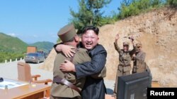 Kim Džong Un čestita vojsci nakon lansiranja interkontinentalne balističke rakete Hwasong-14, 5. juli 2017.