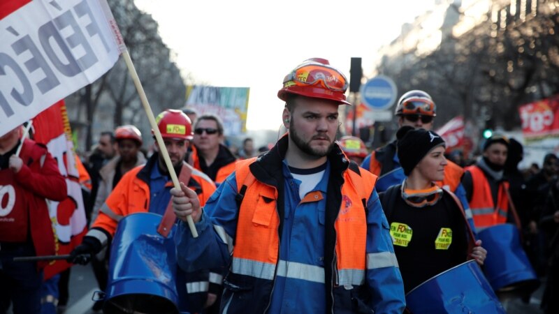 Десетици илјади на протест против пензиската реформа во Франција