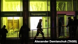 На месте взрыва в магазине в Санкт-Петербурге, 27 декабря 2017 года.