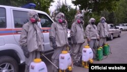 Коронавирусқа қарсы дезинфекция жасайтын адамдар. Худжанд, Тәжікстан, 7 мамыр 2020 жыл.