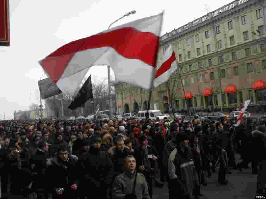 После митинга на Октябрьской площади предприниматели двинулись к Дому правительства, где рассчитывали встретиться с премьер-министром Сергеем Сидорским. Однако подходы к зданию блокировали бойцы спецназа.