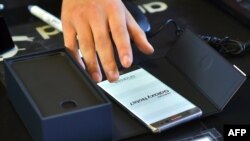 Співробітник Samsung замінює бракований Samsung Galaxy Note7 в Сеулі, Південна Корея