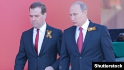 Президент России Владимир Путин (п) и премьер-министр России Дмитрий Медведев. Москва, 9 мая 2014 года