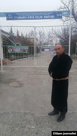 Дильшод Мадрахимов при входе в школу, в которой учился его ныне покойный сын Миржамол Закиров.