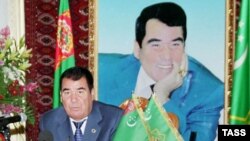 Президент Туркменистана Сапармурат Ниязов на фоне своего портрета. 22 октября 2003 года.