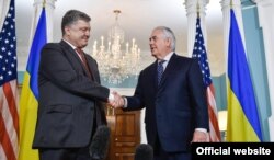 Президент України Петро Порошенко і держсекретар США Рекс Тіллерсон (праворуч). Вашингтон, 20 червня 2017 року