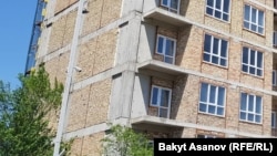 Одно из строящихся зданий в Бишкеке. 