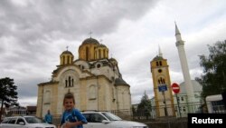 Policajac u toku radnog vremena ne može da bude na visini zadatka dok se nalazi unutar džamije, crkve ili nekog drugog verskog objekta, smatra direktor Policije Kosova