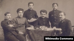 Ukrayna - Yusif Vəzir tələbə yoldaşları arasında, sağdan üçüncü, Kiyev, 1913
