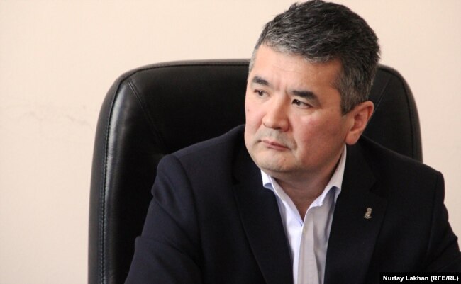 Ата-аналарға жауап беріп отырған Асфендияров атындағы медицина университетінің ректоры Талғат Нұрғожин. Алматы, 24 тамыз 2017 жыл.