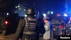 Афганские силы безопасности на месте взрыва в Кабуле. 17 января 2014 года. 