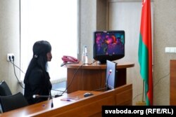 Сакратары суду Фрунзенскага раёну скрываюць выяву абвінавачанага з экрана манітора падчас перапынкаў. Здымкі забараняюць