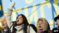 Câștigătoarea Eurovision 2004 Ruslana Lîjîciko cântând imnul național odată cu manifestanții pe Maidan.