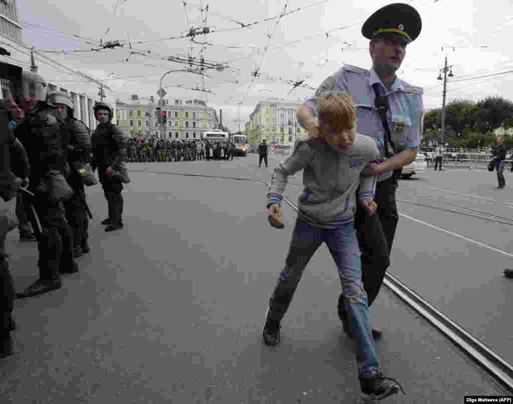 РУСИЈА - Руската полиција уапсила околу илјада луѓе кои учествувале на протестите против непопуларната пензиска реформа. Најмногу упасени имало во Санкт Петербург и во Екатеринбург каде што на повик на рускиот опозициски лидер Алаксеј Навални кој се наоѓа во затвор се одржаа протести. 