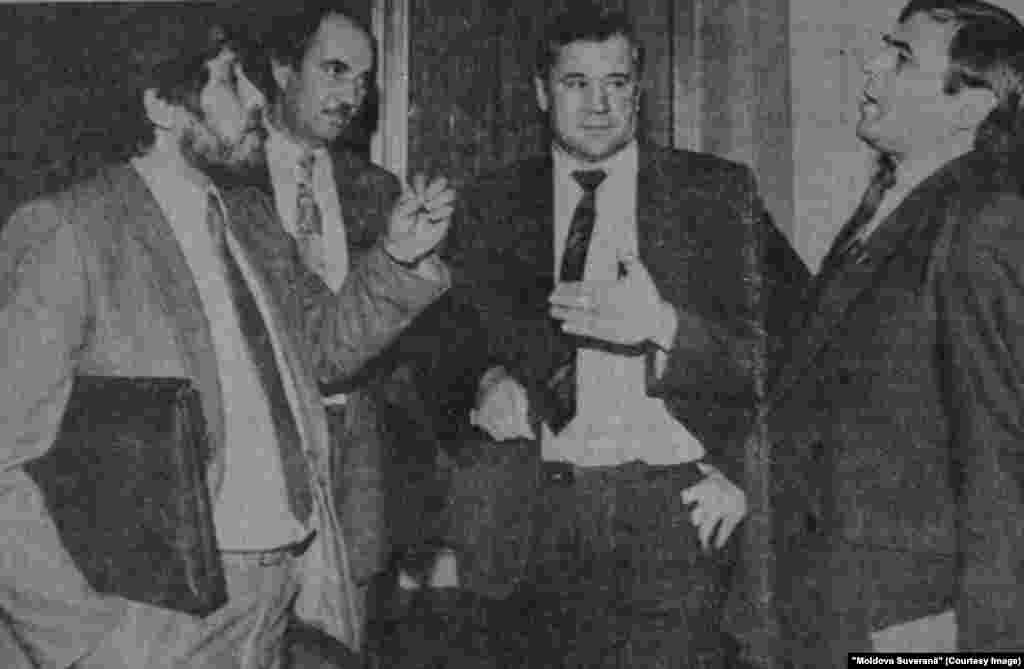 &quot;Moldova Suverană&quot;, 27 ianuarie 1993, (de la stânga la dreapta) deputaţii Mihai Ghimpu, Constantin Tănase,&nbsp;Victor Puşcaş