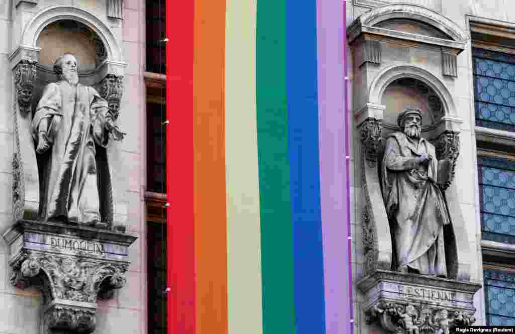 Париж оздоблений ЛГБТ-символікою. У центрі міста майорять &laquo;веселкові&raquo; прапори