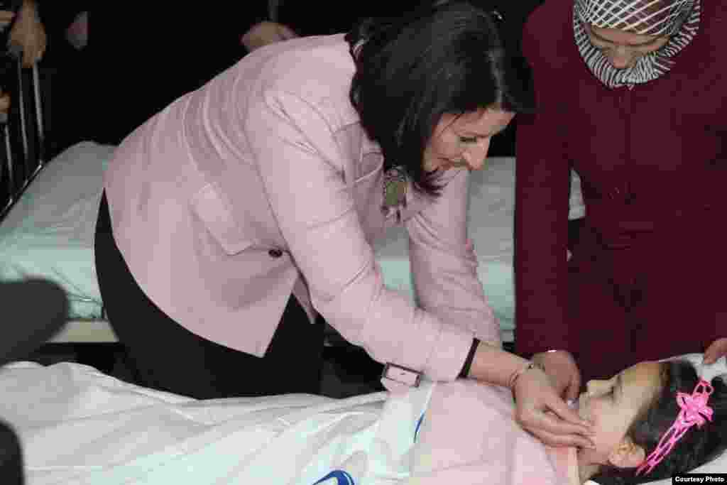 Predsjednica Kosova, Atifete Jahjaga, posjetila je u bolnici u Prizrenu spašenu djevojčicu, 12.02.2012. Foto: EPA / Valdrin Xemaj 