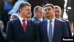 The new e-declarations has finally given Ukrainians an opportunity to assess the wealth of senior public servants such as President Petro Poroshenko (left) and Prime Minister Volodymyr Hroysman (right). 